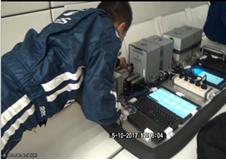 西工大博士生尋文鵬在ZERO-G失重飛機(jī)上進(jìn)行儀器操作