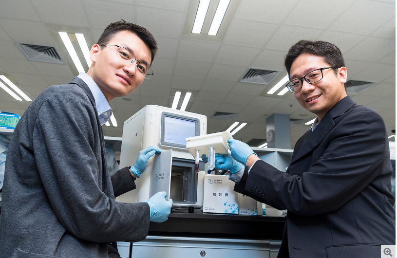 鄒博士（左）余博士（右）及其他生物醫(yī)學系團隊成員研發(fā)出精準癌癥早期篩查和疾病監(jiān)測的突破性技術(shù)。