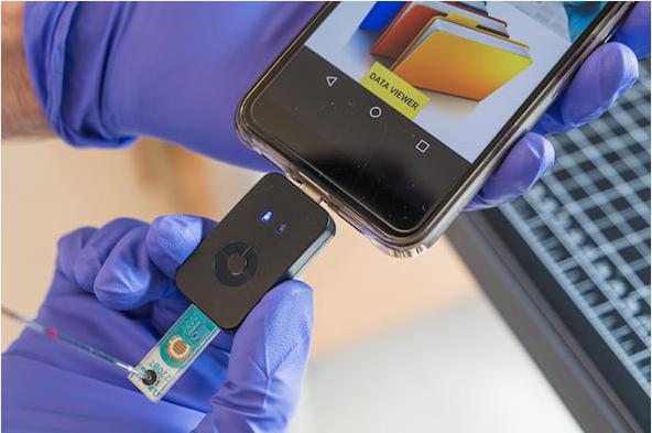 微流控芯片簡化了COVID-19檢測，可在55分鐘或更短時間內(nèi)在手機上提供結(jié)果